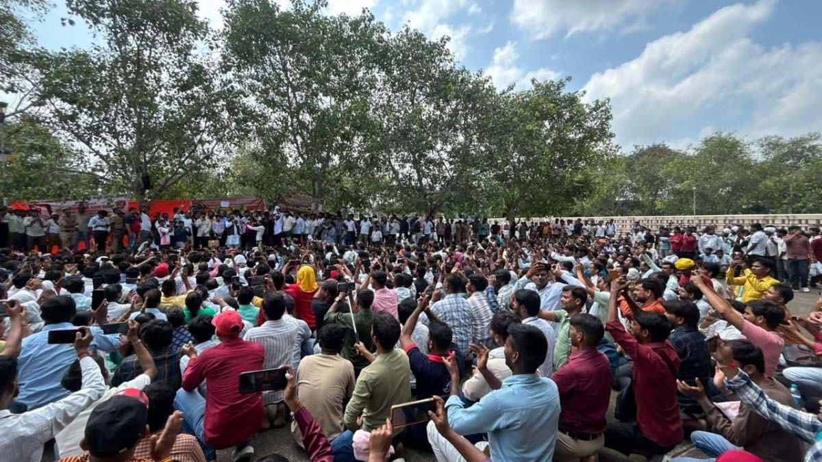 UP Panchayat Sahayaks' Protest: Strike for Better Pay..